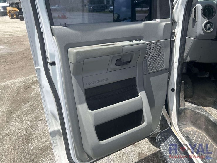 2013-ford-cargo-image-12