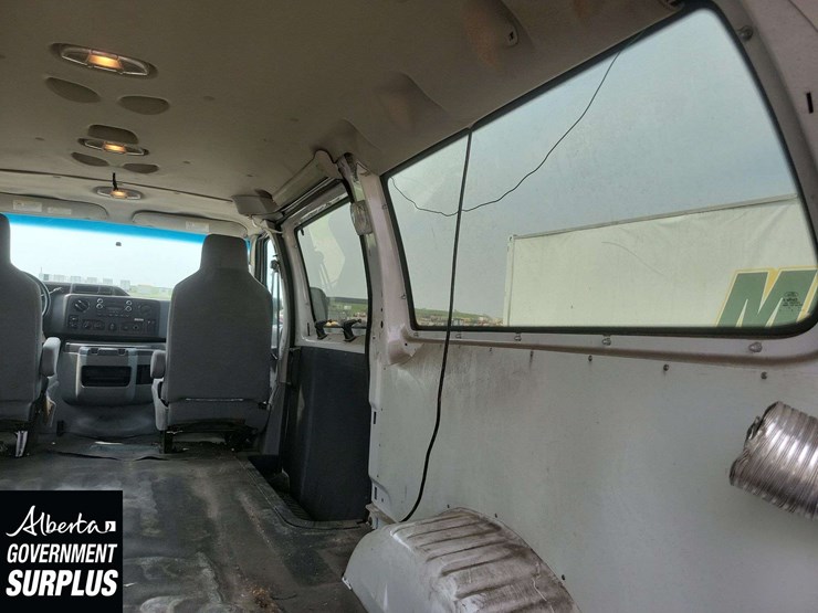 2013-ford-cargo-image-41