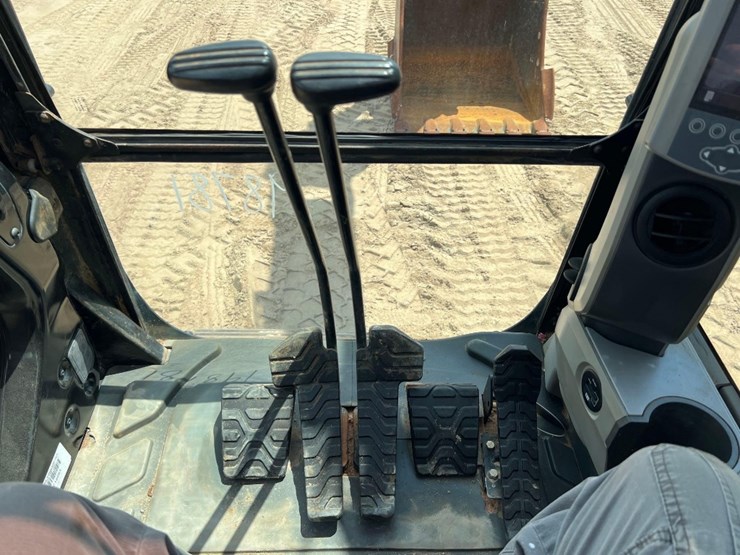 caterpillar-325fl-image-42