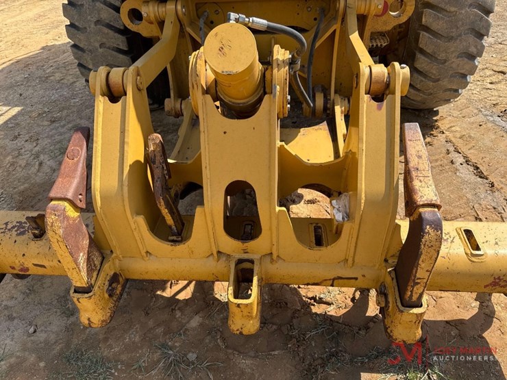 2011-caterpillar-140m2-image-10