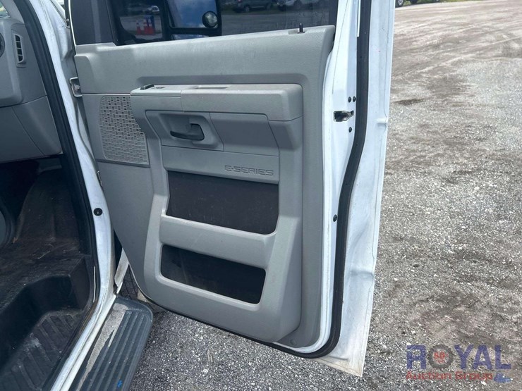 2013-ford-cargo-image-19