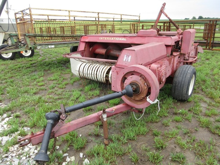ih-445-square-baler-image-1