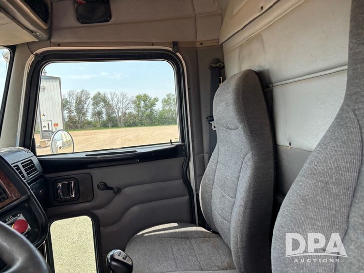 2005-peterbilt-385-image-69