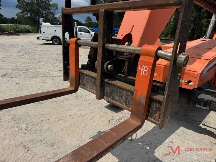 2005-jlg-8042-image-5