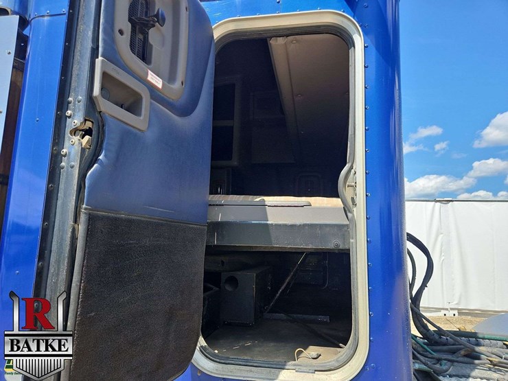 2009-peterbilt-388-image-32