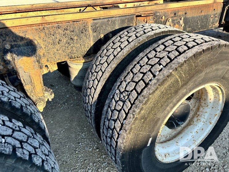 1993-peterbilt-377-image-43