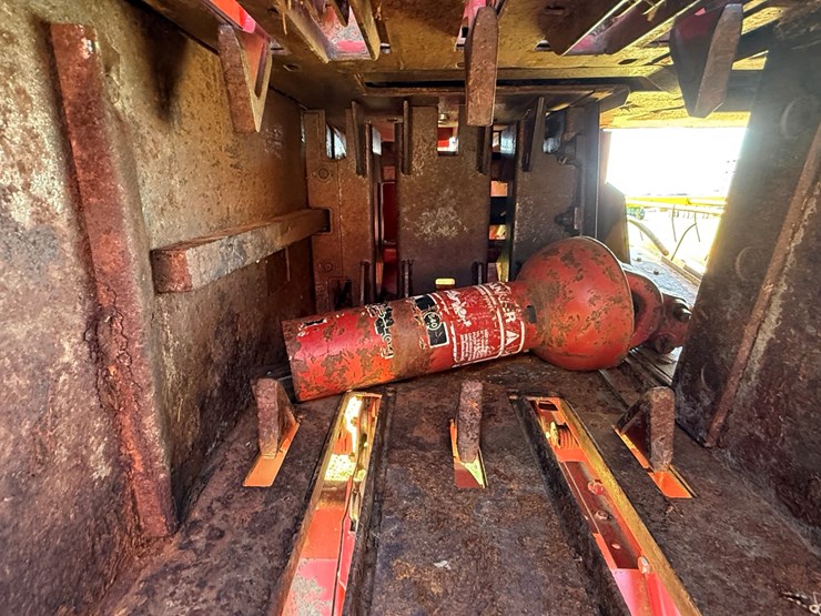 new-holland-326-image-16