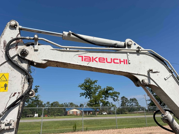 takeuchi-tb235-2-image-12