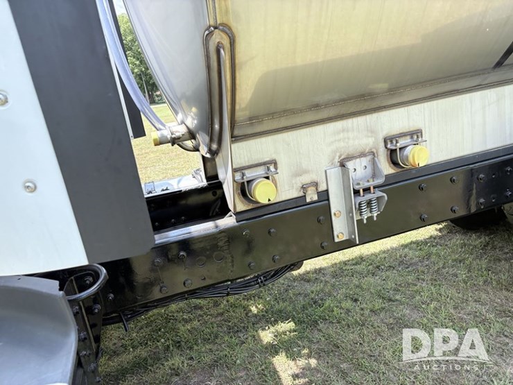 2018-ihc-lt-625-liquid-nurse-truck-(pz13706)-image-9
