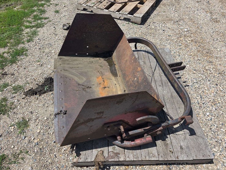ih-quick-hitch-dirt-mover-image-1