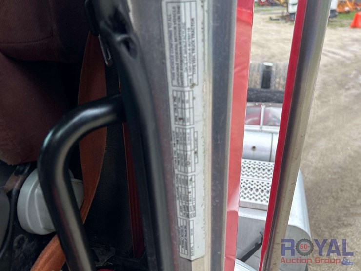 2009-peterbilt-384-image-12