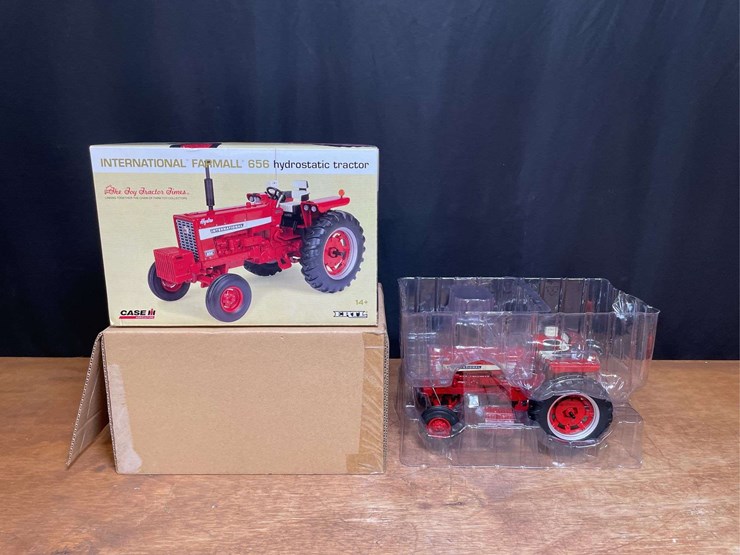 1/16-farmall-656-hydro-2011-ttt-nib-ertl-image-1