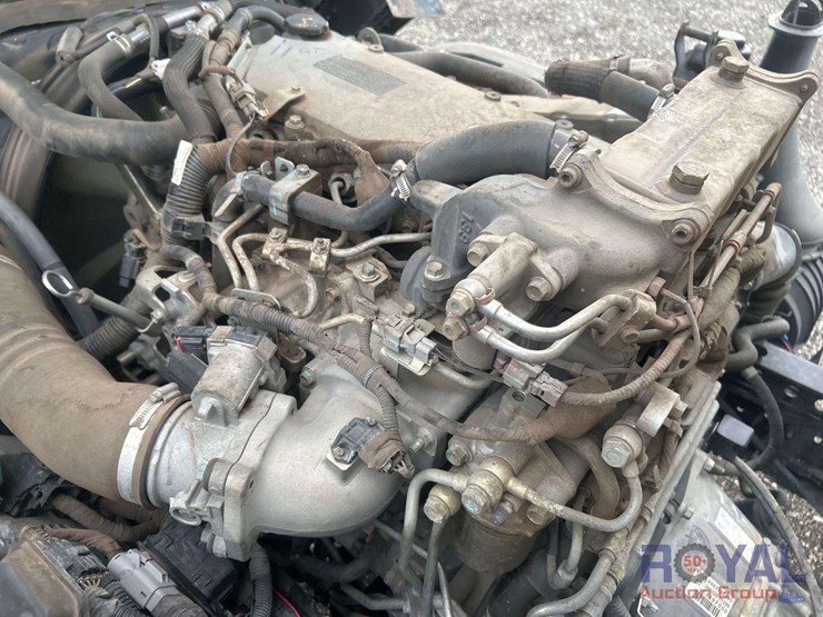 2021-isuzu-nrr-image-16