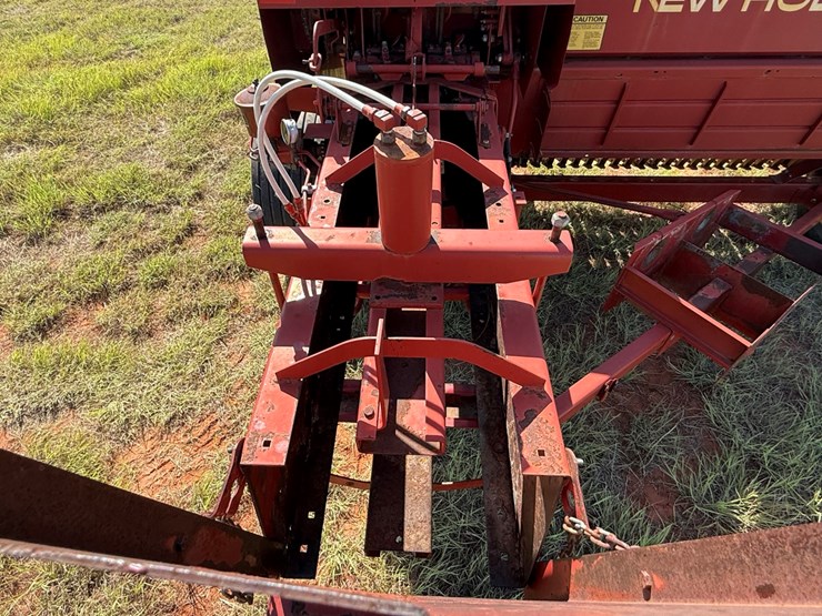 new-holland-326-image-12