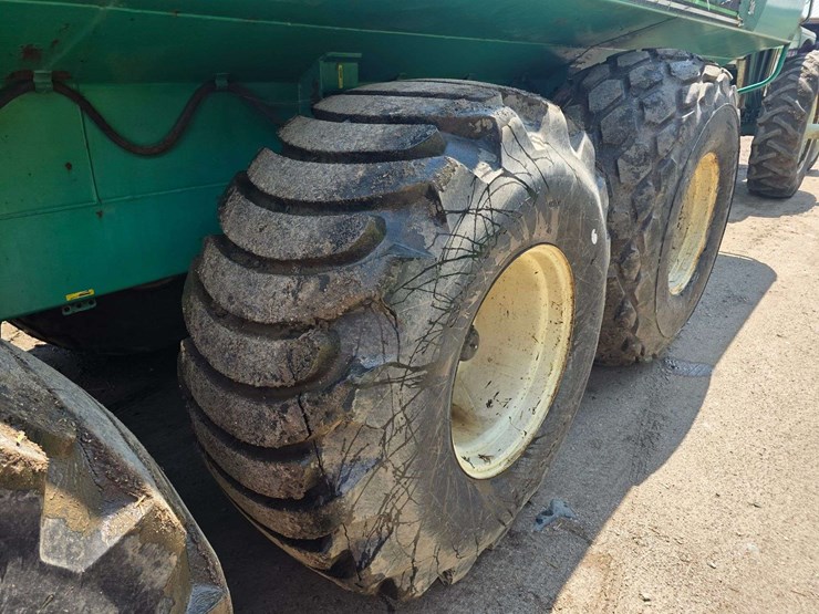 houle-7300-gallon-manure-tank,-3-axle,-front-and-back-axles-steer,-725/65-26-tires,-was-used-in-spri-image-25