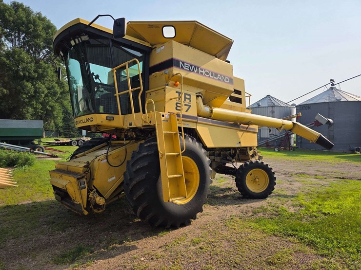 new-holland-tr87-image-3