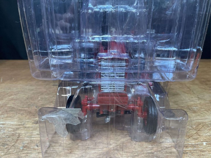 1/16-farmall-656-hydro-2011-ttt-nib-ertl-image-3