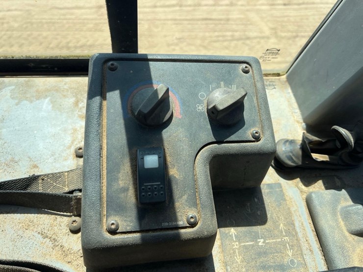 2004-caterpillar-d3g-xl-image-35