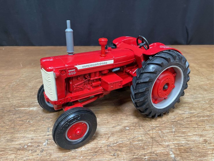 1/16-ih-650-1995-wisconsin-nib-ertl-image-2
