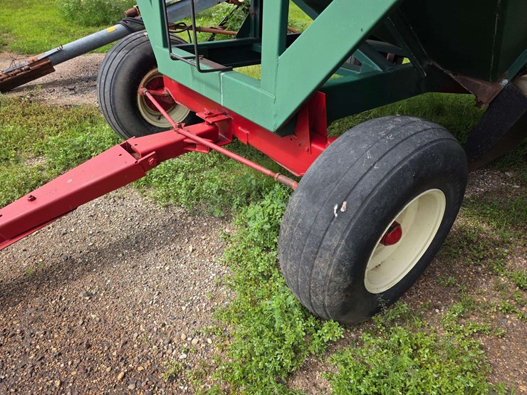 dakon-gravity-box-on-dakon-model-1212-running-gear,-extendable-hitch,-12.5-15-tires-on-8-bolt-rims,-image-5