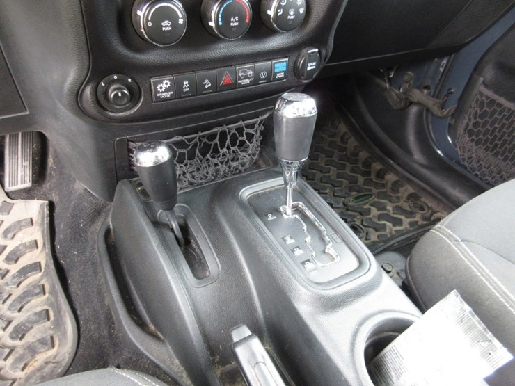 2017-jeep-wrangler-unlimited-sahara-image-9
