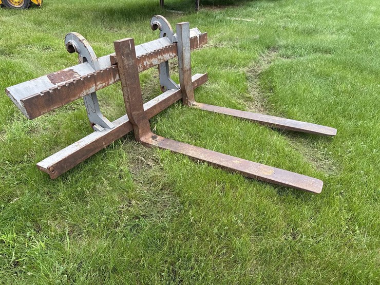 volvo-mount-payloader-pallet-forks-image-1