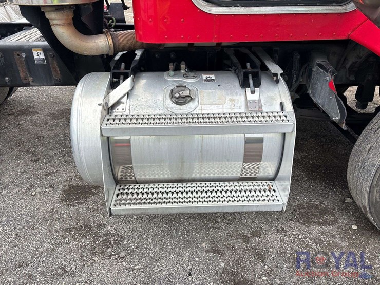 2009-peterbilt-384-image-27