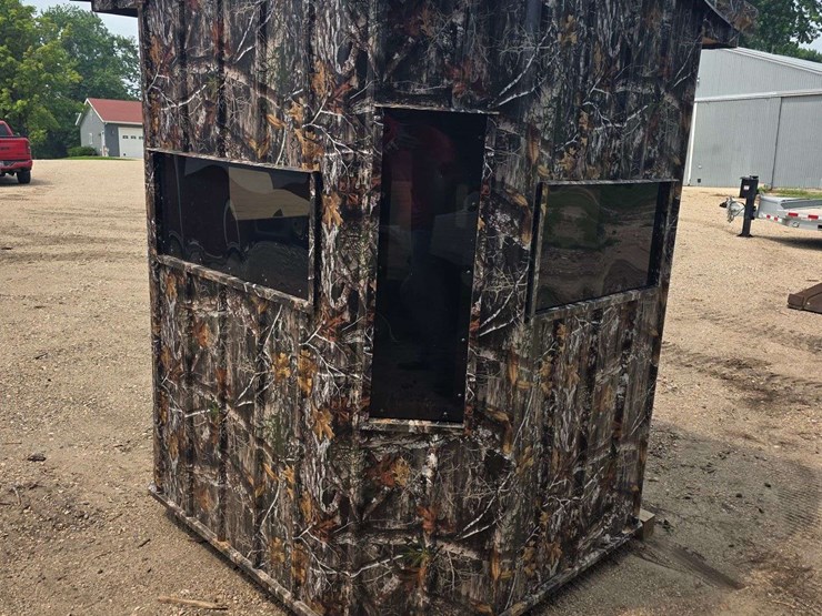 deer-stand-(tipped-in-storm,-see-photos),-insulated,-carpeted,-drop-down-windows,-approx-6’-x-6’,-bu-image-4