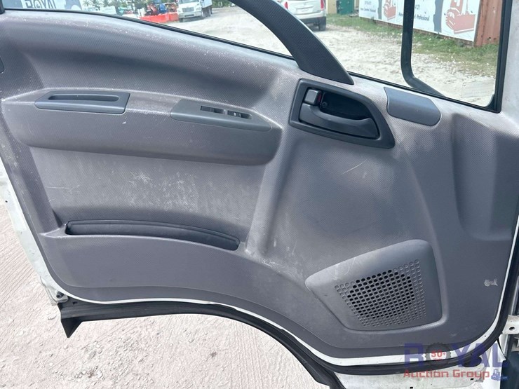 2016-isuzu-npr-image-12