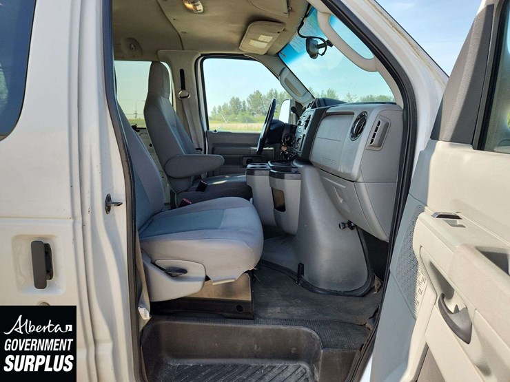 2013-ford-cargo-image-23