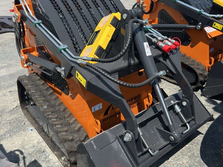 2024-landhero-mini-skid-steer-loader-image-2