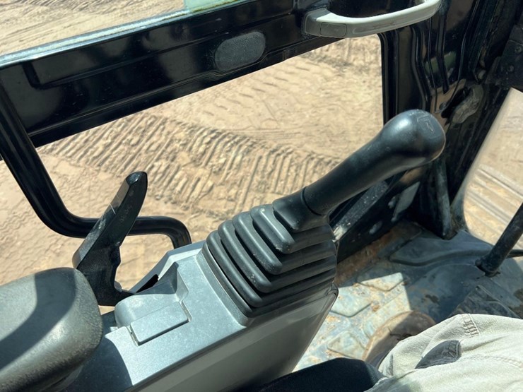 2015-caterpillar-336fl-image-42