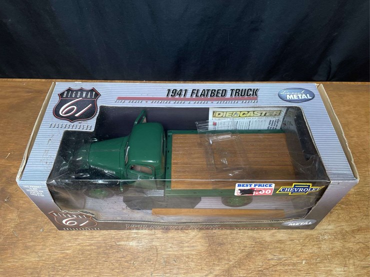 1/16-chevrolet-flatbed-truck-nib-dcp-image-4