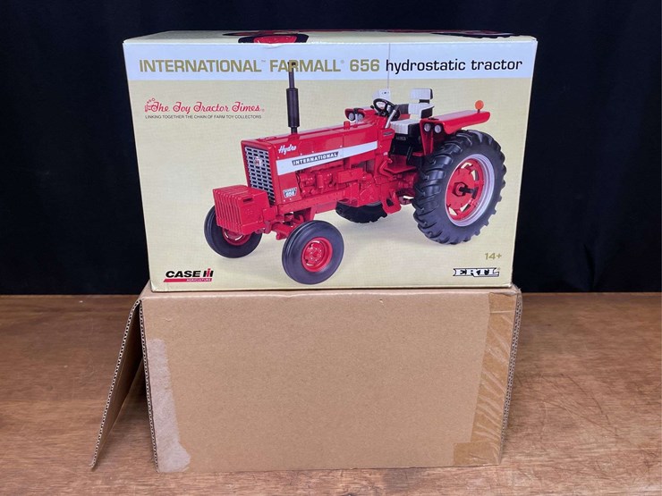 1/16-farmall-656-hydro-2011-ttt-nib-ertl-image-8