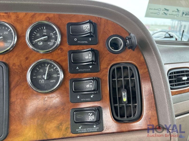 2009-peterbilt-384-image-19