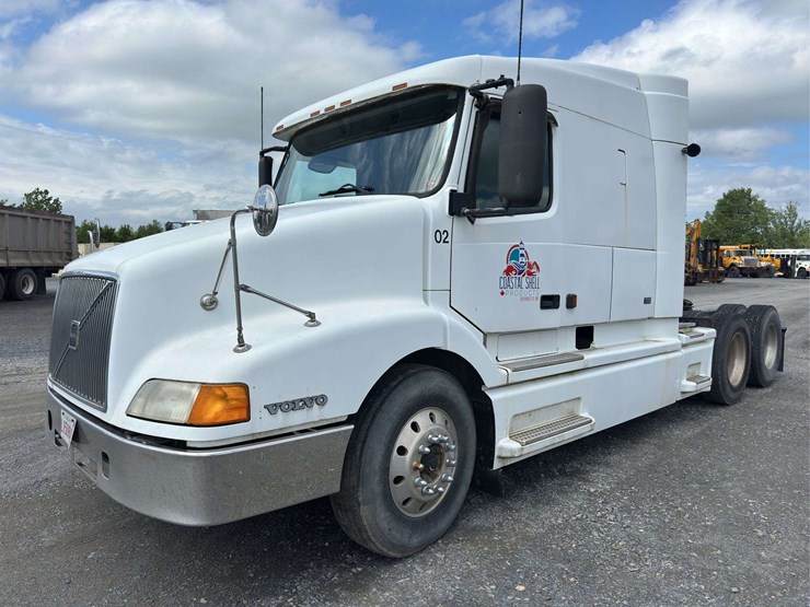 2002-volvo-vnl-t/a-truck-tractor-with-single-bunk-image-1