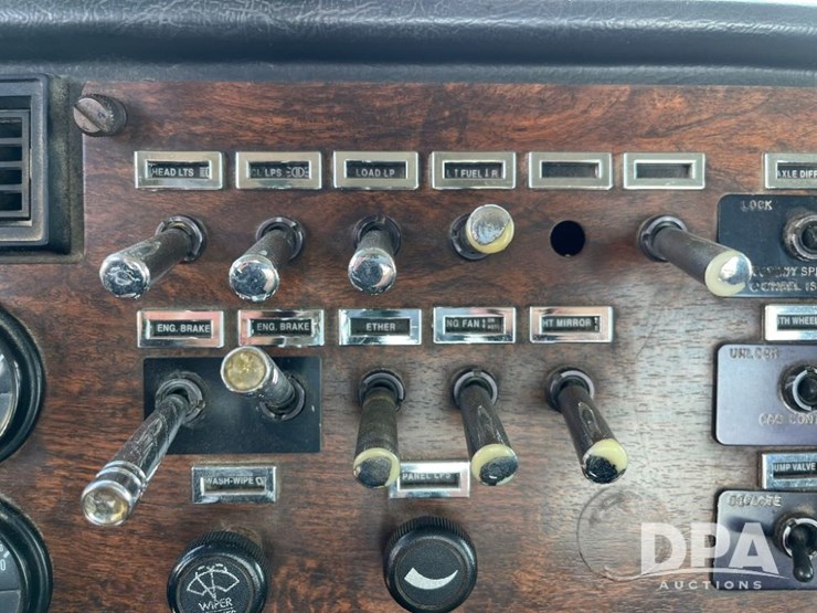 1993-peterbilt-377-image-62