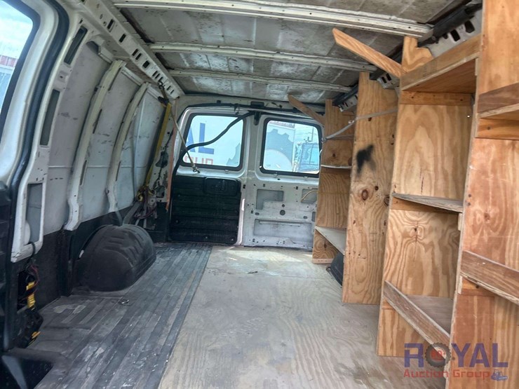 2017-chevrolet-express-2500-image-13