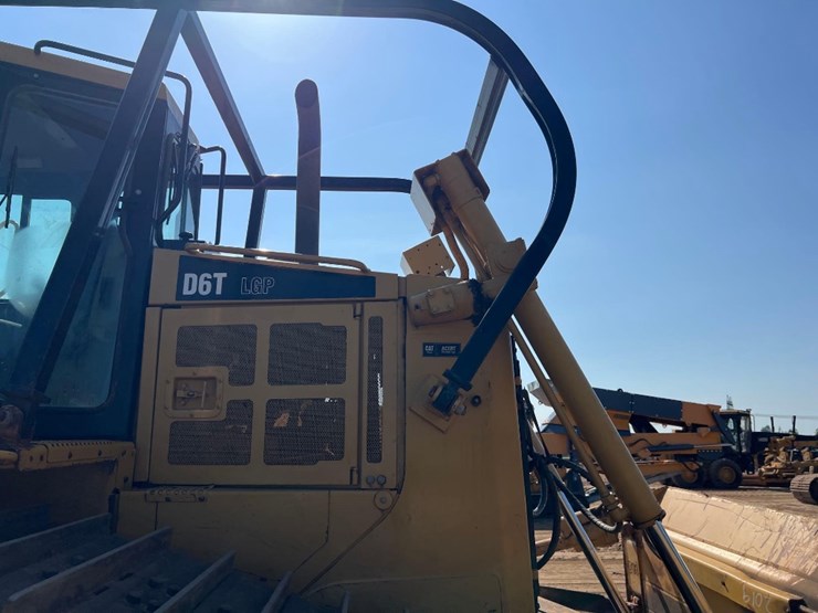 2008-caterpillar-d6t-lgp-image-21