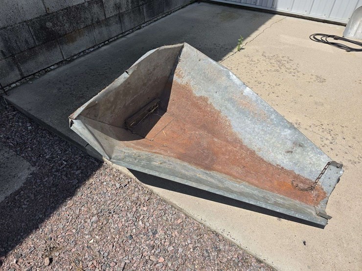 galvanized-auger-hopper-image-1