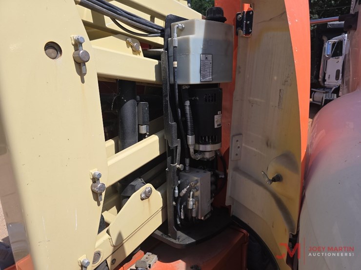 2012-jlg-e300ajp-image-12