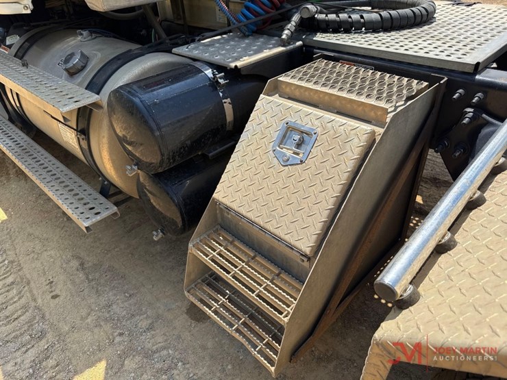 2020-freightliner-day-cab-truck-tractor-image-7