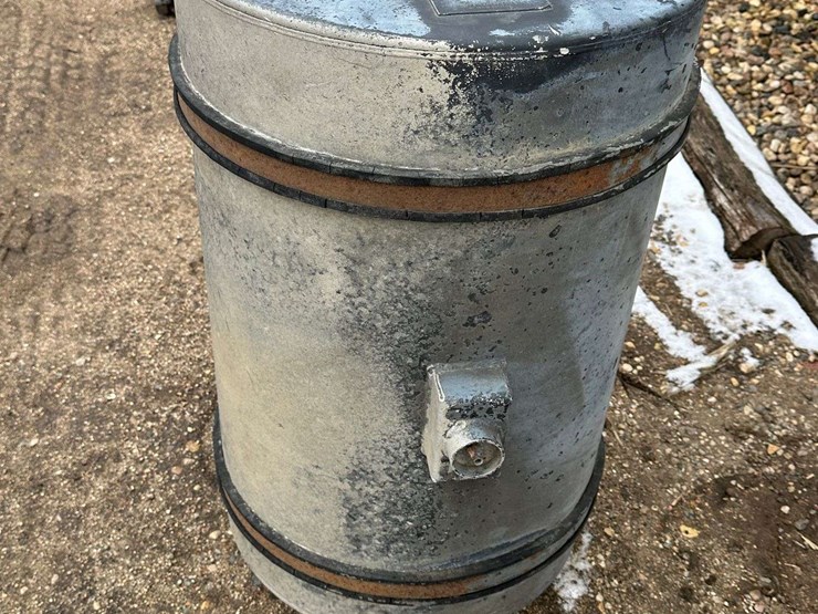 diesel-tank-off-semi-tractor-image-3