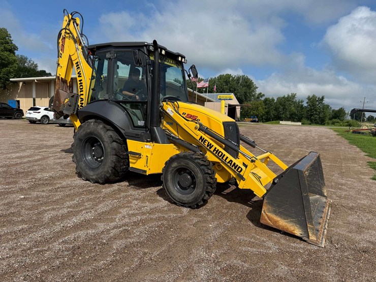 new-holland-b95d-backhoe,-fwa,-88”-front-bucket,-378-hours,-extended-hoe,-17”-back-bucket,-out-rigge-image-8