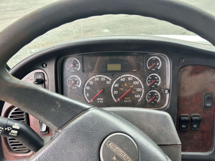 2005-freightliner-m2-106-t/a-dump-truck-(26’-box)-image-17