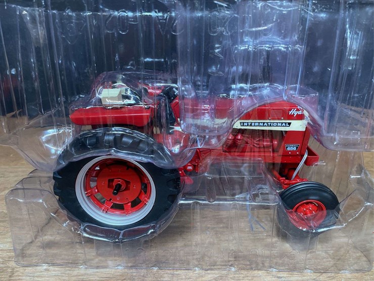 1/16-farmall-656-hydro-2011-ttt-nib-ertl-image-4