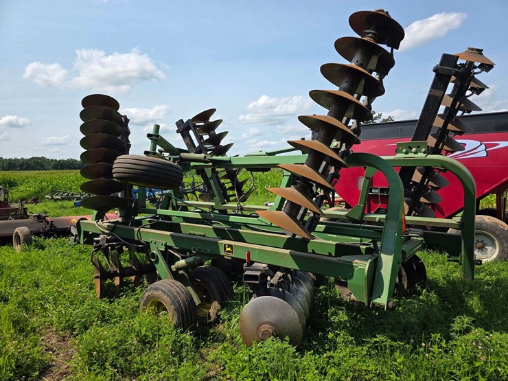 john-deere-335-image-16