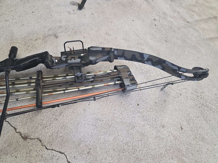 compound-bow-with-7-arrows-and-quiver,-pearson-renegade-brand,-45lb-pull-image-7