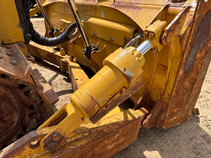 2019-caterpillar-d6-image-17