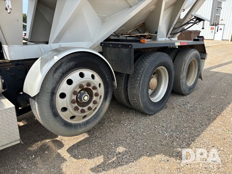 2005-peterbilt-385-image-41